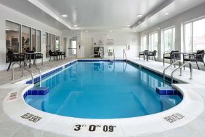 una gran piscina de agua azul en un edificio en TownePlace Suites By Marriott Milwaukee West Bend, en West Bend