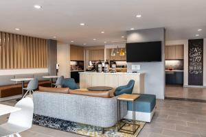 Et sittehjørne på TownePlace Suites By Marriott Milwaukee West Bend