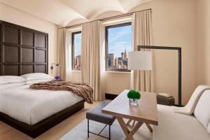 Cama ou camas em um quarto em The New York EDITION mais 37 fotos