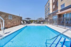 a swimming pool in the middle of a building at Fairfield Inn & Suites by Marriott Cincinnati Airport South/Florence in Florence