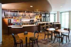 Lounge nebo bar v ubytování Courtyard By Marriott Sioux Falls