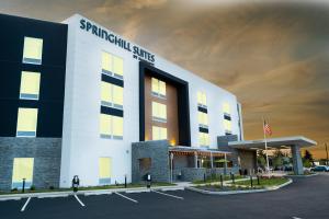 un edificio con las palabras Spartan chill suites en él en SpringHill Suites Spokane Airport en Spokane