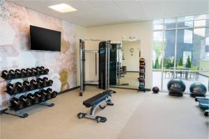 sala de fitness con equipamiento y TV de pantalla plana en SpringHill Suites Spokane Airport en Spokane