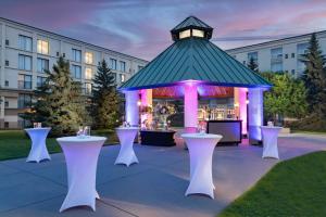 um gazebo com mesas e luzes em frente a um edifício em DoubleTree by Hilton Minneapolis Airport, MN em Bloomington