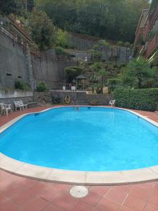 duży niebieski basen z podłogą wyłożoną kafelkami w obiekcie Casa Tilly w Rapallo