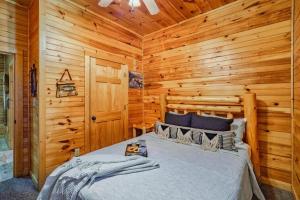 una camera con un letto in una baita di tronchi di Stunning Mountain Cabin w/ Views a Gatlinburg