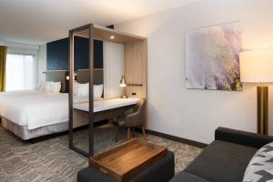 um quarto de hotel com uma cama e uma secretária em SpringHill Suites by Marriott Seattle Issaquah em Issaquah