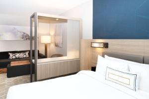 Habitación de hotel con cama y sofá en SpringHill Suites by Marriott Seattle Issaquah en Issaquah