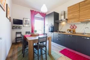 cocina con mesa de madera y comedor en La Casa di Annale' en Gallipoli