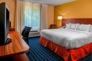 Fairfield Inn and Suites by Marriott Emporia I-95 tesisinde bir odada yatak veya yataklar