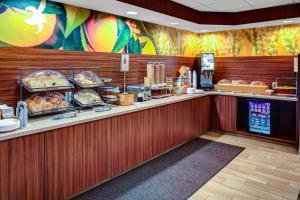 ein Fast-Food-Restaurant mit einer Theke mit Speisen in der Unterkunft Fairfield Inn and Suites by Marriott Emporia I-95 in Emporia