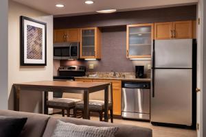 Kuchyň nebo kuchyňský kout v ubytování Residence Inn by Marriott Las Vegas Convention Center