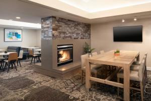 une salle à manger avec une cheminée, une table et des chaises dans l'établissement Residence Inn by Marriott Las Vegas Convention Center, à Las Vegas