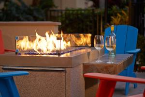 stół z kieliszkami do wina i miejsce na ognisko w obiekcie Residence Inn by Marriott Naples w mieście Naples