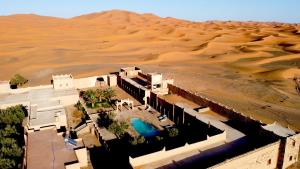 uma vista aérea de um edifício no deserto em Kasbah Erg Chebbi em Merzouga