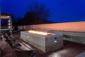 a fire pit with chairs in a patio at night at Courtyard Cincinnati Mason in Mason