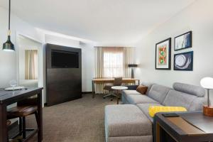 uma sala de estar com um sofá e uma televisão em Residence Inn Tampa Sabal Park/Brandon em Tampa