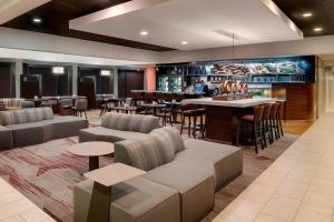 un restaurante con sofás y mesas y un bar en Courtyard by Marriott Savannah Midtown en Savannah