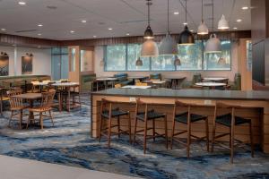 rendering restauracji ze stołami i krzesłami w obiekcie Fairfield Inn & Suites by Marriott Miami Airport West/Doral w Miami