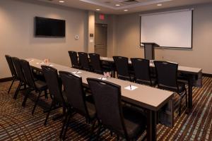 una sala de conferencias con una mesa larga y sillas en Residence Inn by Marriott Miami West/FL Turnpike en Miami