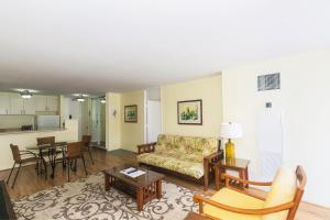 een woonkamer met een bank en een tafel bij Ilikai Marina 899 City View 1BR in Honolulu