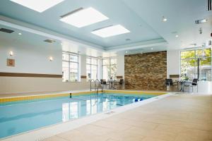 una piscina en una habitación de hotel con piscina en TownePlace Suites by Marriott Mississauga-Airport Corporate Centre, en Mississauga
