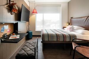 Postel nebo postele na pokoji v ubytování Moxy Austin - University