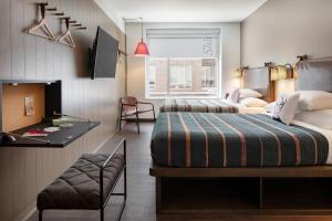 Pokój hotelowy z 2 łóżkami i biurkiem w obiekcie Moxy Austin - University w mieście Austin