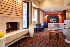 a lobby with a fireplace in a hotel room at Courtyard Chicago Arlington Heights/South in Arlington Heights