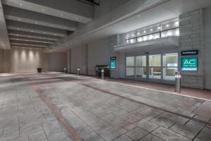 een lege lobby van een gebouw met een lege vloer bij AC Hotel by Marriott Charlotte City Center in Charlotte