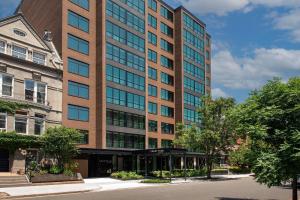 wysoki budynek z ulicą przed nim w obiekcie Courtyard by Marriott Washington, DC Dupont Circle w Waszyngtonie