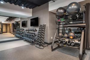 Fitness centrum a/nebo fitness zařízení v ubytování Courtyard by Marriott Washington, DC Dupont Circle
