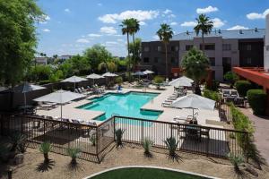 Bazén v ubytování Courtyard Scottsdale North nebo v jeho okolí