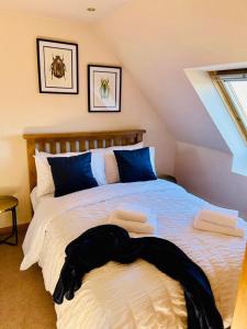 1 dormitorio con 1 cama grande con sábanas azules y blancas en 1 Loch Ness Heights, en Inverness