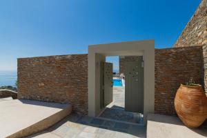 Bazén v ubytování Acron Andros - 3 Bedroom Villa with Private Pool nebo v jeho okolí