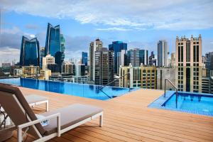 einen Balkon mit Pool und Skyline der Stadt in der Unterkunft AC Hotel by Marriott Panama City in Panama-Stadt