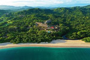 z powietrza widok na ośrodek na plaży w obiekcie W Costa Rica Resort – Playa Conchal w mieście Playa Conchal