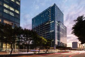 un edificio de cristal alto con una calle delante en Courtyard by Marriott Taipei Downtown en Taipéi