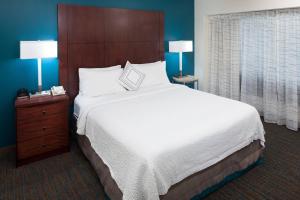 uma cama grande num quarto de hotel com duas lâmpadas em Residence Inn by Marriott Seattle Downtown/Lake Union em Seattle