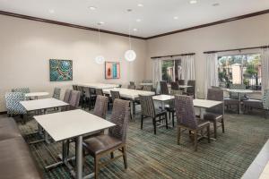 uma sala de jantar com mesas e cadeiras em Residence Inn Tucson Airport em Tucson