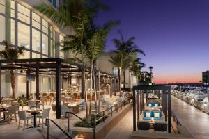 タンパにあるTampa Marriott Water Streetのヤシの木が茂る建物屋根のレストラン