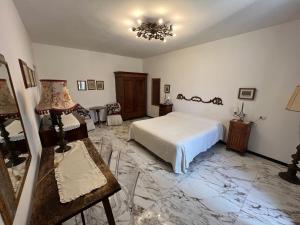 a bedroom with a bed and a table and a lamp at Le Camere dei Magi in Saturnia