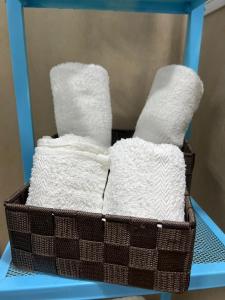 a basket filled with towels on a blue shelf at La petite maison in Naples