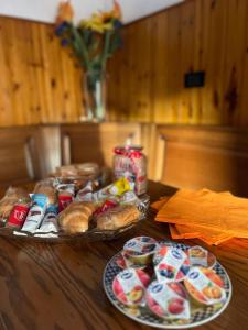 einen Tisch mit zwei Platten Brot und Gebäck in der Unterkunft Scicocco Sweet Home in Bagnoli del Trigno