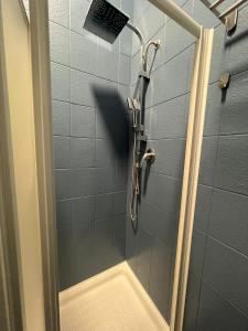 eine Dusche mit Duschkopf im Bad in der Unterkunft Sant'Alfonso Home in Portici