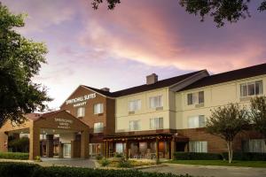 una rappresentazione della parte anteriore di un hotel di SpringHill Suites Dallas Arlington North ad Arlington