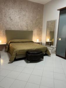 ein Schlafzimmer mit einem großen Bett und einem Spiegel in der Unterkunft Sant'Alfonso Home in Portici
