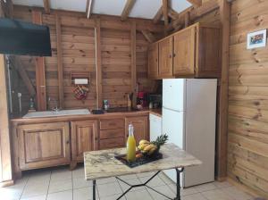 eine Küche mit einem Tisch und einer Obstschale darauf in der Unterkunft Le tri Haut de Bellevue - Bungalow Manguier in Pointe-Noire