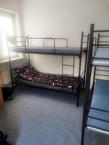 a room with two bunk beds in a room at Kwatery Mińsk Mazowiecki in Mińsk Mazowiecki