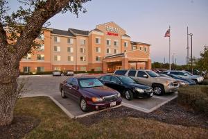 un grupo de coches estacionados en un estacionamiento frente a un hotel en Fairfield Inn & Suites by Marriott San Antonio North/Stone Oak en San Antonio